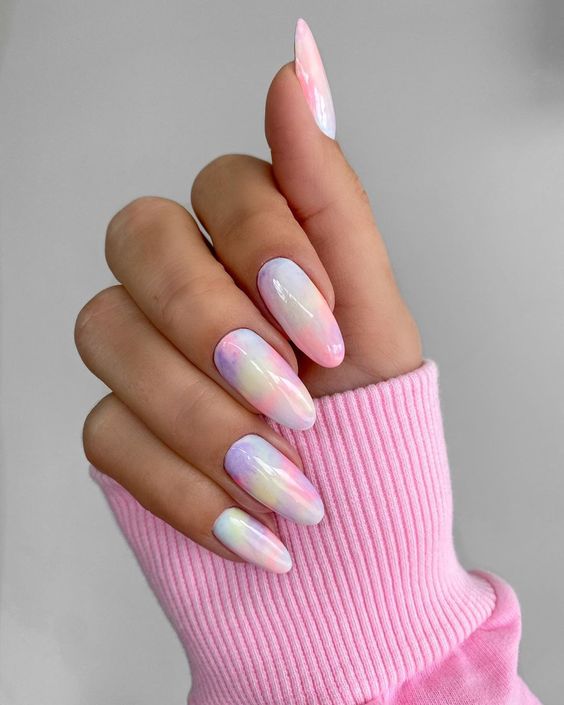 Manicure com Efeito Tie-Dye em tons pastel